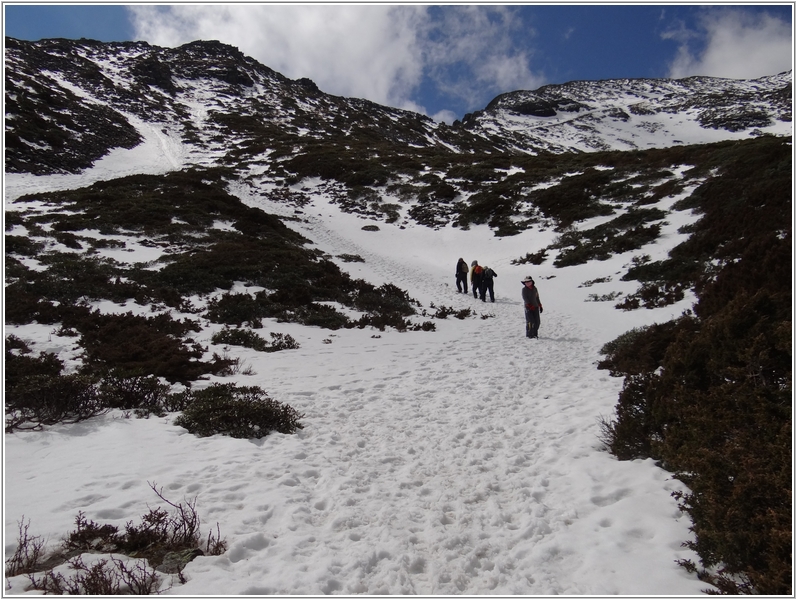 2012-03-06 10-31-05踏雪登雪山途中.JPG